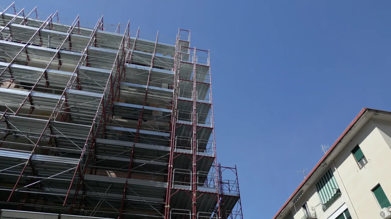Facciata di un palazzo coperta dal ponteggio Condor