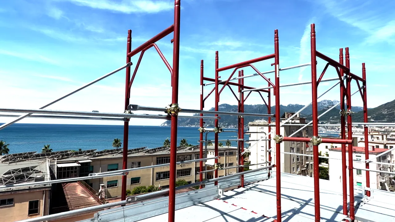 Ponteggio Condor su un cantiere vista mare a Salerno