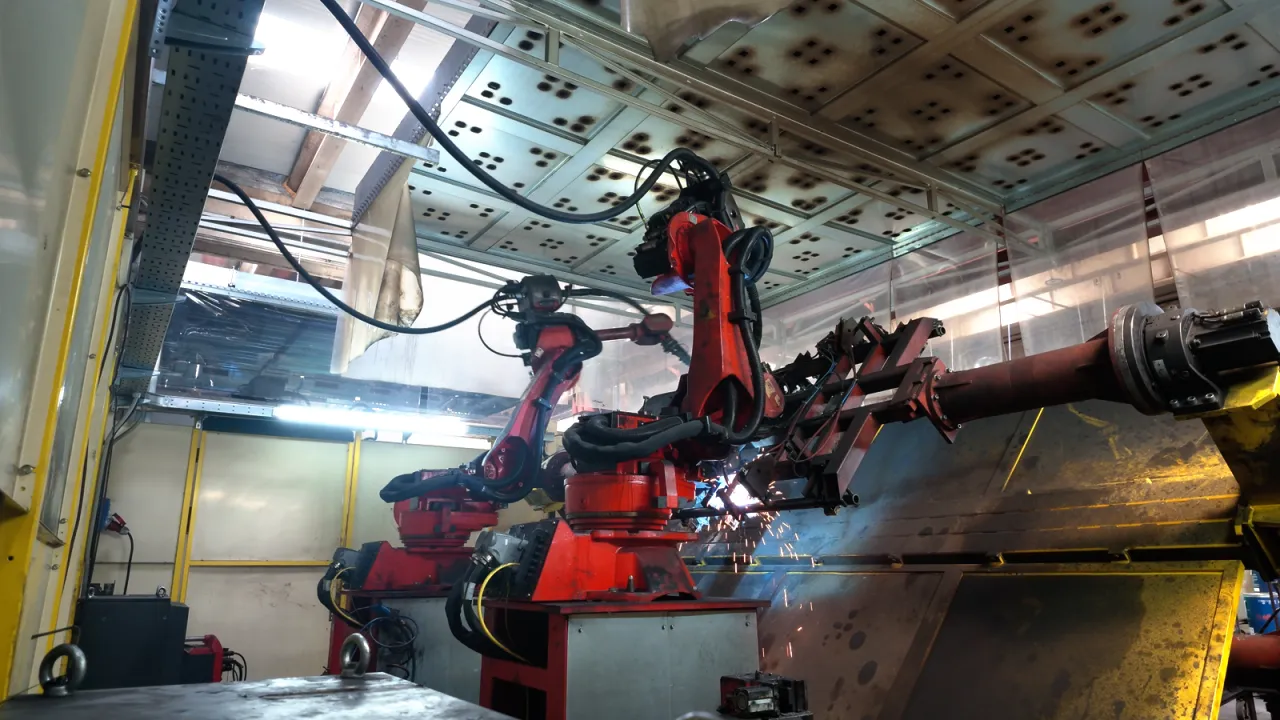 Robot di saldatura al lavoro nello stabilimento Condor