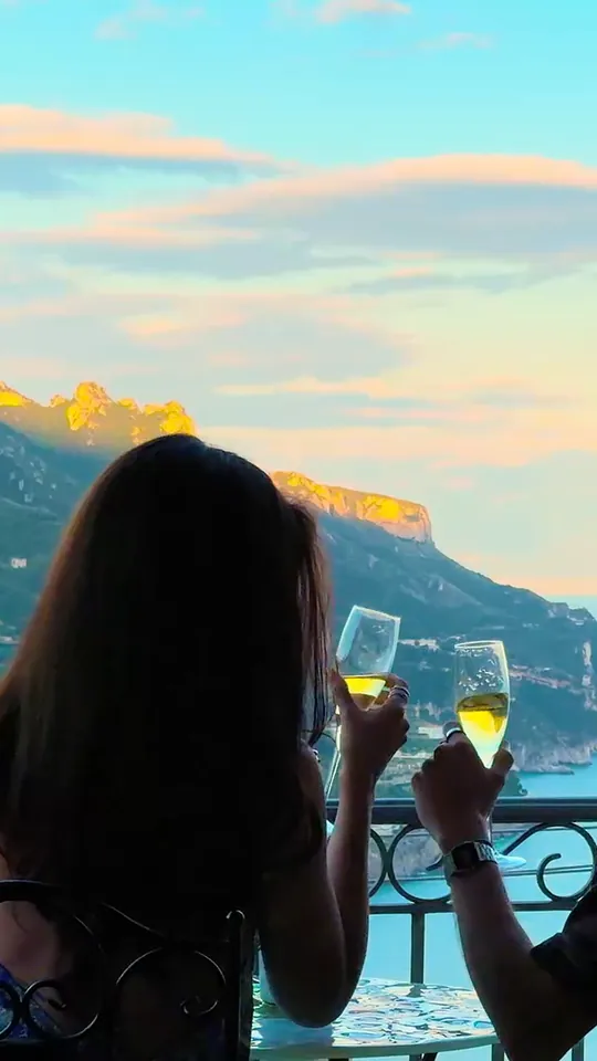Aperitivo al tramonto sul balcone di Ravello Comfort