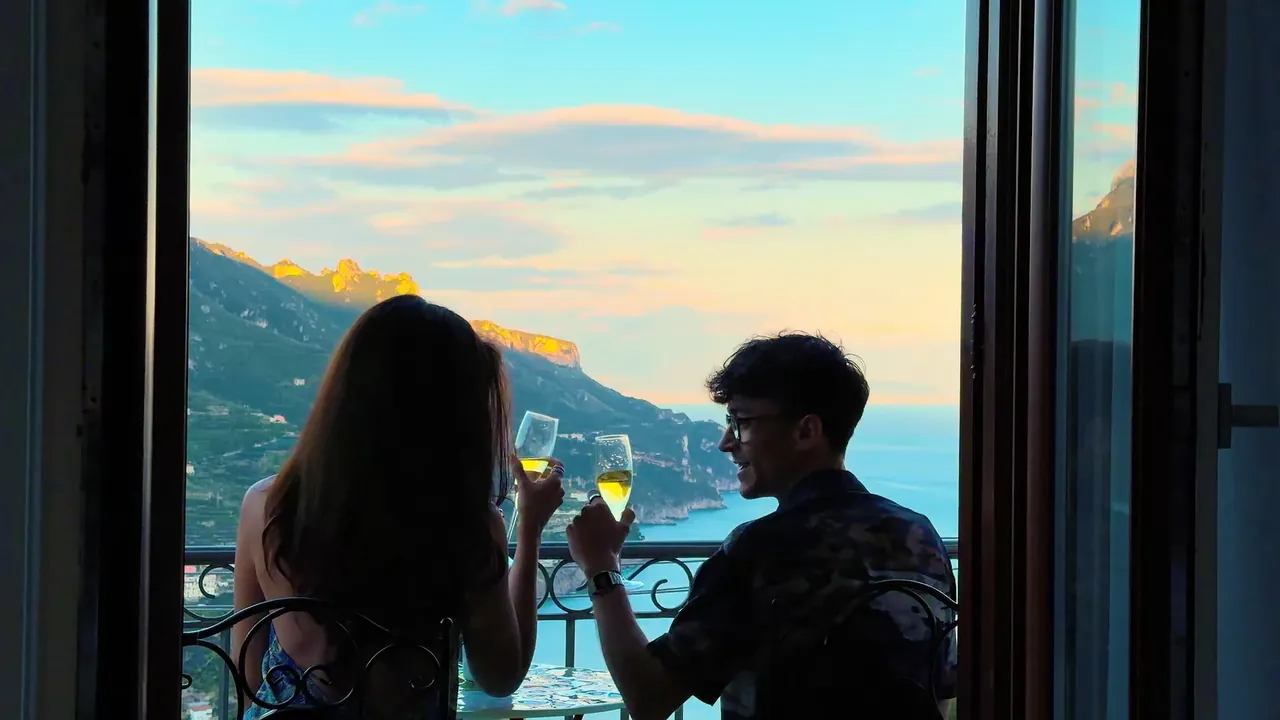 Aperitivo al tramonto sul balcone