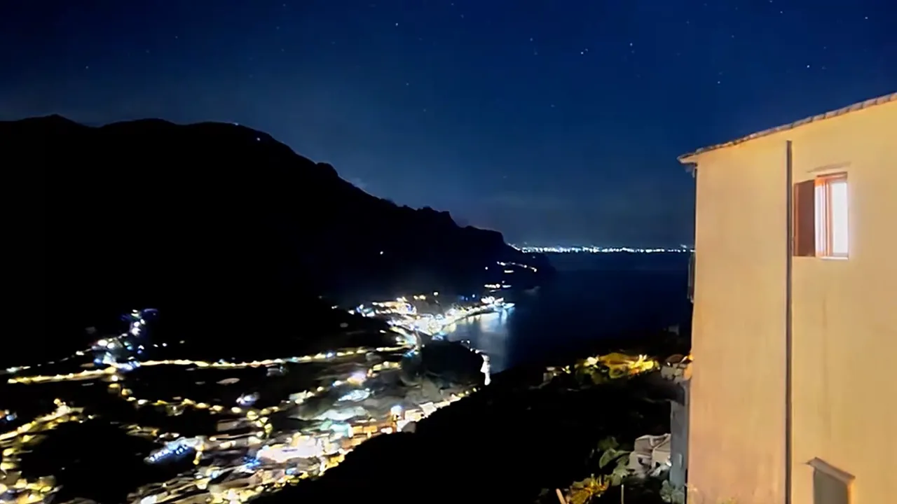 La Costiera Amalfitana illuminata di notte