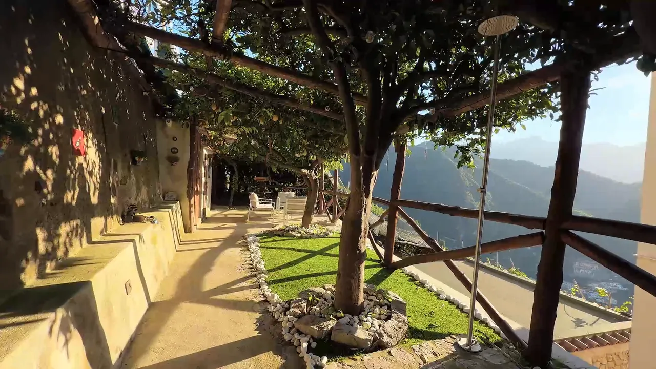 Il giardino con il pergolato di limoni