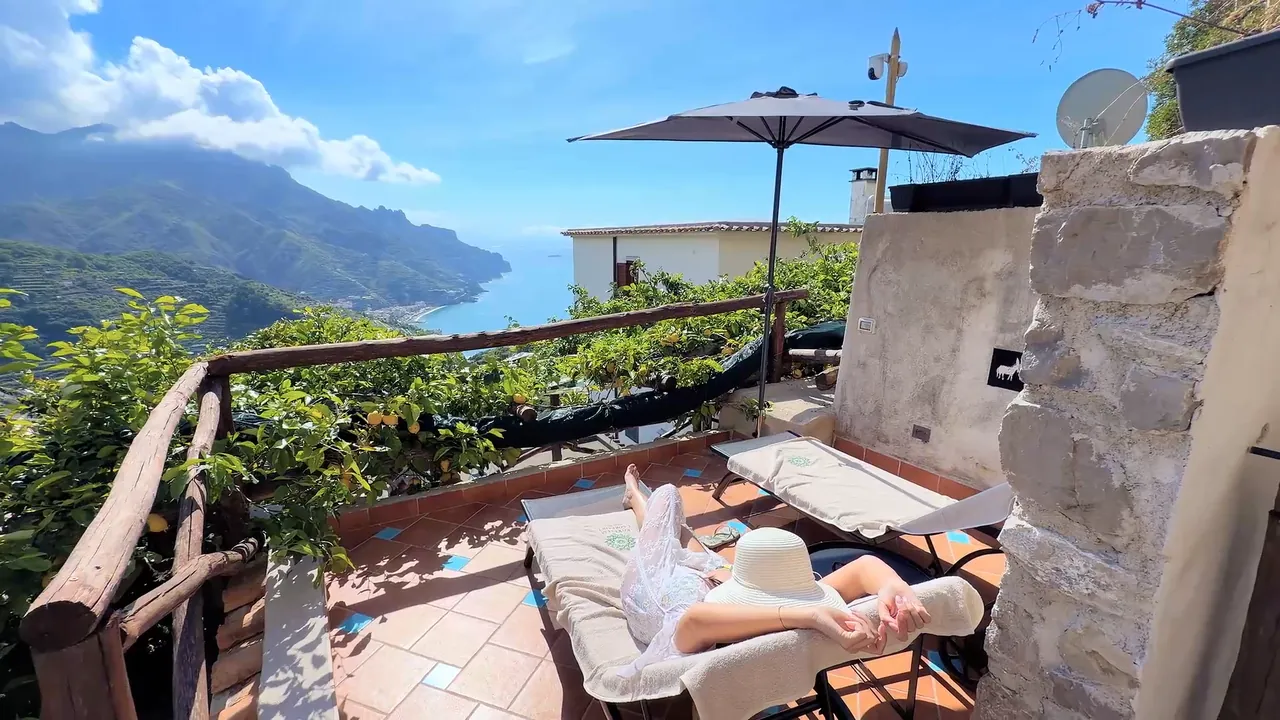 Il solarium di Ravello Comfort affacciato sulla costa