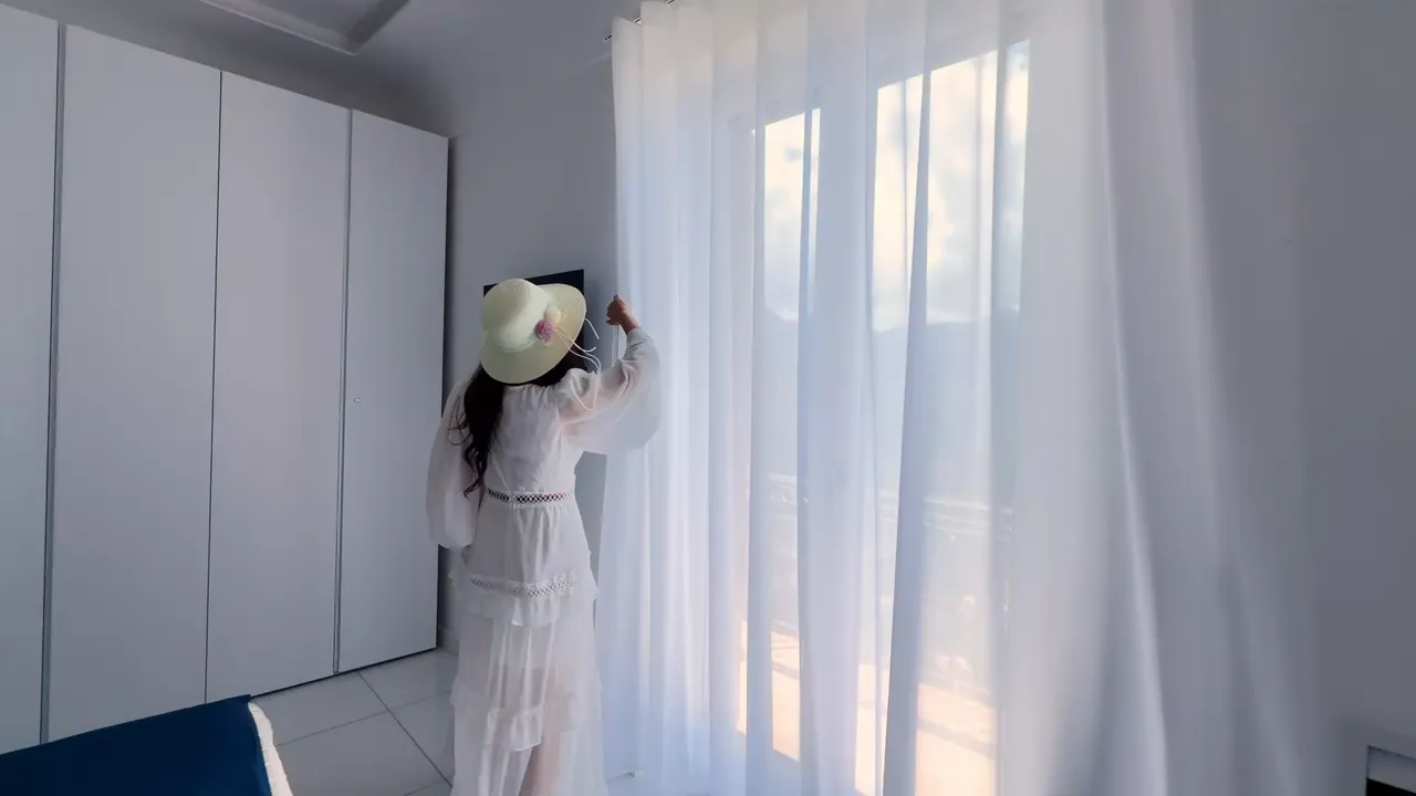 Le tende che si aprono sulla vista
