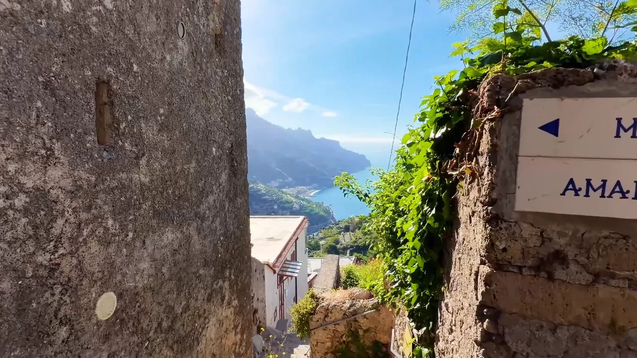I vicoli di Ravello con vista sulla costa