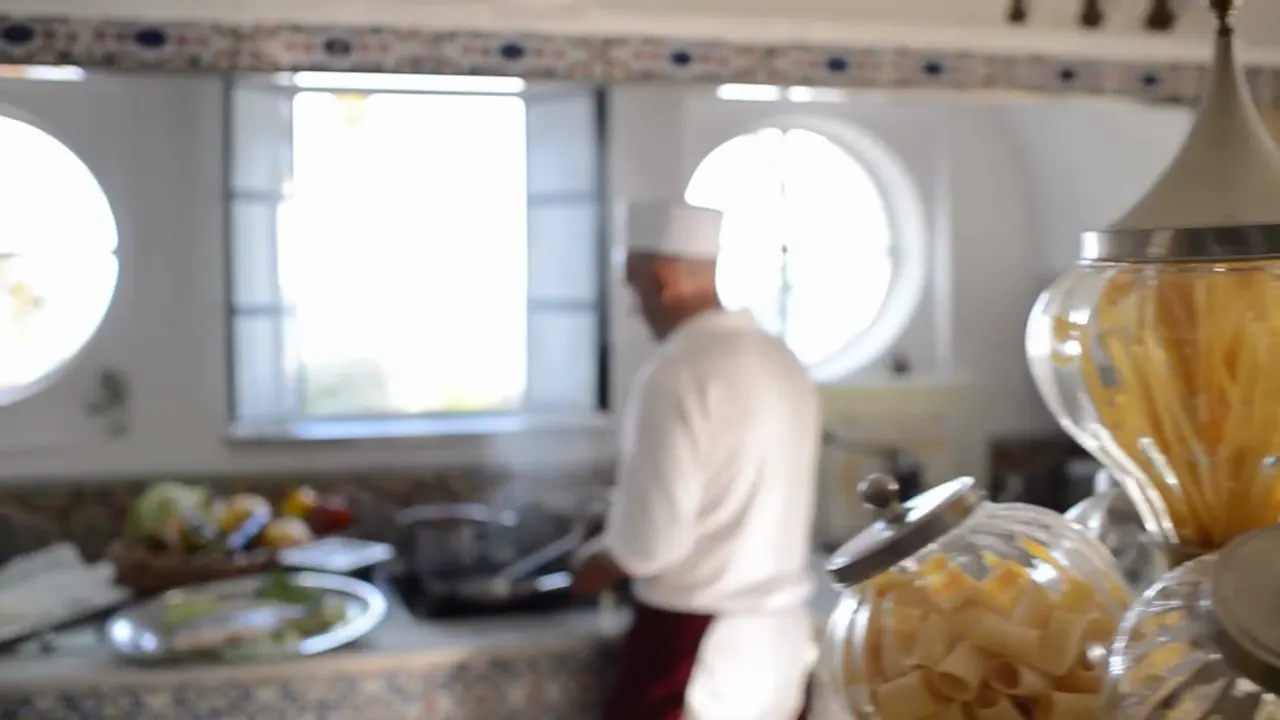 Lo chef al lavoro nella cucina della villa