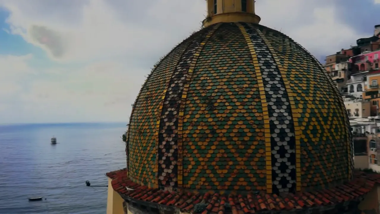 La cupola di Positano sul mare