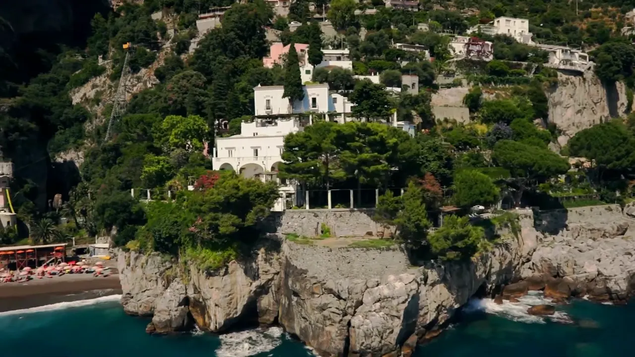Villa Tre Ville sulla scogliera di Positano vista dal drone