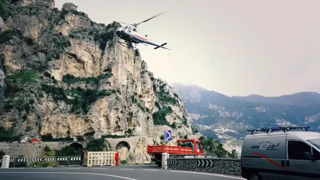 L'elicottero porta la cucina Molteni a Villa Tre Ville, Positano