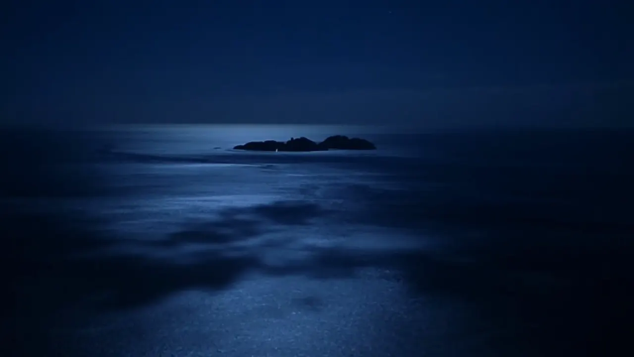 La luna sul mare davanti ai Galli