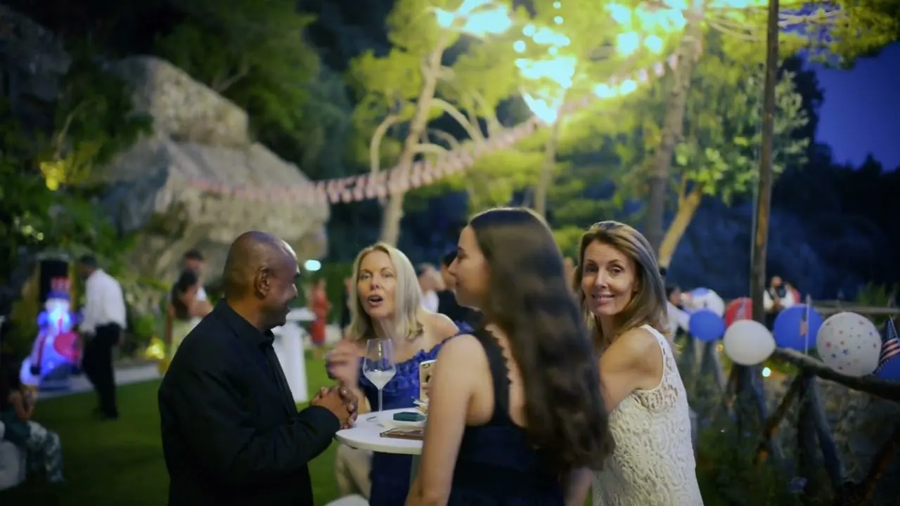 Guarda la clip La sera girata a Villa Tre Ville