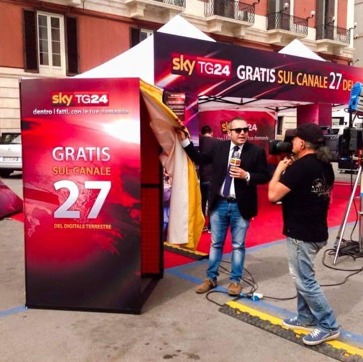 Postazione Sky TG24 in piazza